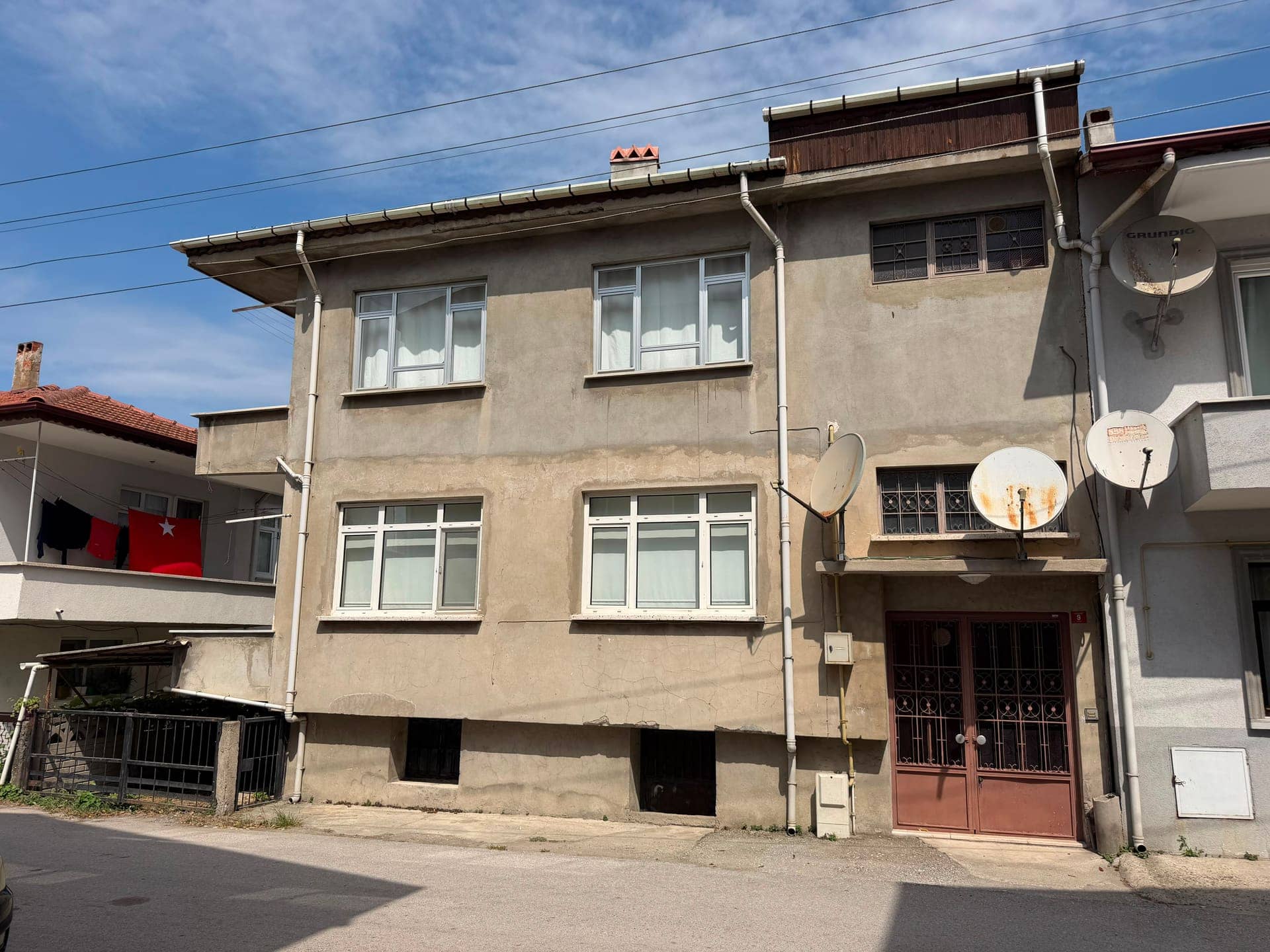 YENİGÜN MAHALLESİ PAZARYERİ YAKINI SATILIK MÜSTAKİL EV